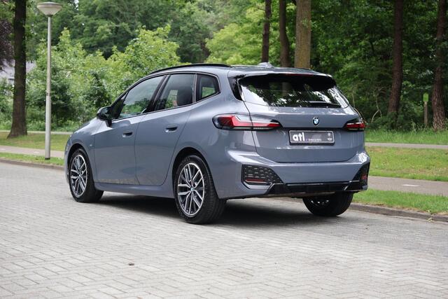 BMW 2-SERIE Active Tourer 218i M-Sportpakket, HUD, Adap cruise, Alcantara, 360 camera, Live Cockpit Plus, Grootlichtassistent, Shadowline hoogglans, Stoelverwarming vóór, Achterbank met verstelbare rugleuningen, etc.