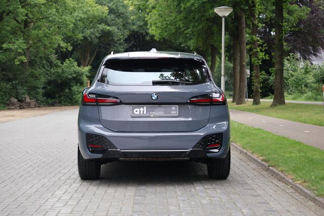 BMW 2-SERIE Active Tourer 218i M-Sportpakket, HUD, Adap cruise, Alcantara, 360 camera, Live Cockpit Plus, Grootlichtassistent, Shadowline hoogglans, Stoelverwarming vóór, Achterbank met verstelbare rugleuningen, etc.
