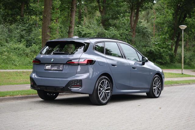 BMW 2-SERIE Active Tourer 218i M-Sportpakket, HUD, Adap cruise, Alcantara, 360 camera, Live Cockpit Plus, Grootlichtassistent, Shadowline hoogglans, Stoelverwarming vóór, Achterbank met verstelbare rugleuningen, etc.