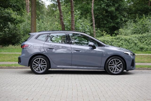 BMW 2-SERIE Active Tourer 218i M-Sportpakket, HUD, Adap cruise, Alcantara, 360 camera, Live Cockpit Plus, Grootlichtassistent, Shadowline hoogglans, Stoelverwarming vóór, Achterbank met verstelbare rugleuningen, etc.