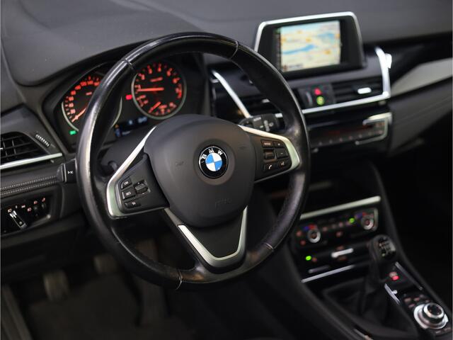 BMW 2-SERIE Active Tourer 220i Sport Line | Trekhaak | Panoramadak