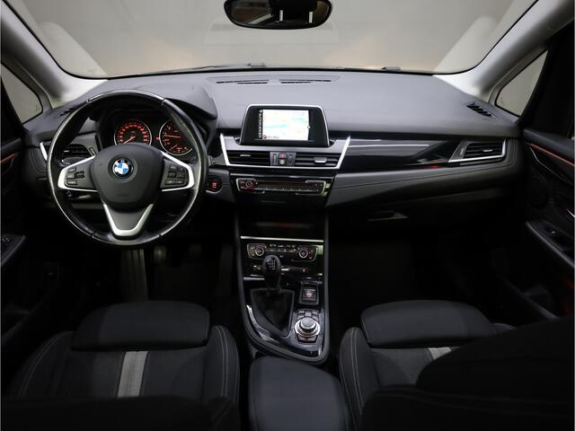 BMW 2-SERIE Active Tourer 220i Sport Line | Trekhaak | Panoramadak