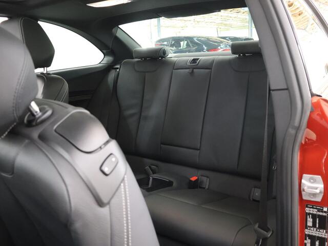 BMW 2-SERIE Coupé 230i High Executive | M-Pakket | Harman/Kardon | Adaptieve Cruise Control | LED | Rij-hulpsysteem | Sportstoelen | Schuif/Kanteldak | Sportstoelen | DAB | Adaptief Onderstel | Camera | Ele. verstelbare stoelen + Geheugen Links |