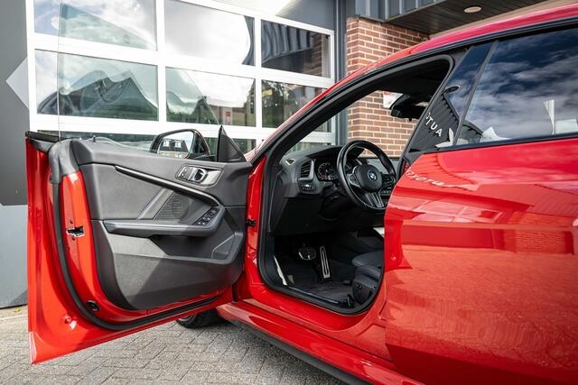 BMW 2-SERIE 218 218i | M-Sport | Cruise | Sportstoelen | Active Guard Plus | 18' inch | NAP |