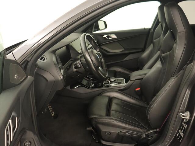 BMW 2-SERIE 218i M Sport | Panoramadak | Sportstoelen | Leder | Camera | Carplay | Live Cockpit | Stoelverwarming | Getint glas | Navigatie | Climate control | Full LED