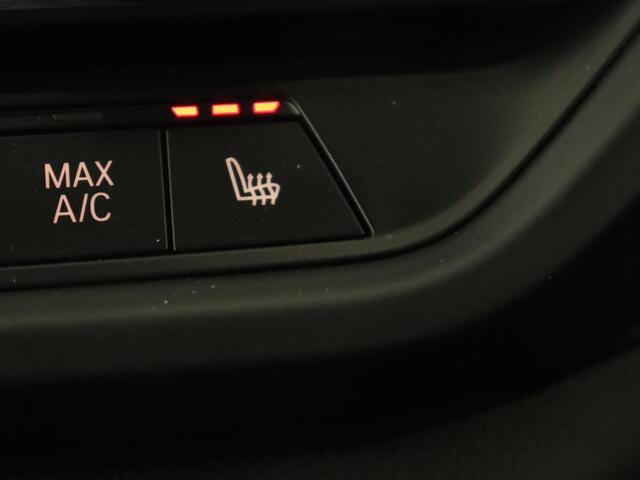 BMW 2-SERIE 218i M Sport | Panoramadak | Sportstoelen | Leder | Camera | Carplay | Live Cockpit | Stoelverwarming | Getint glas | Navigatie | Climate control | Full LED