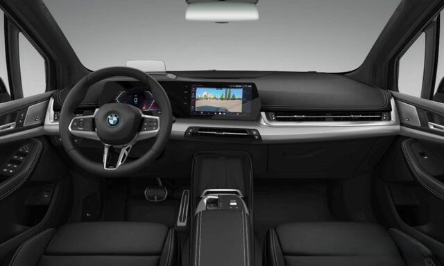 BMW 2-SERIE Active Tourer 225e xDrive | Panoramadak | Harman Kardon | Leer | Head-Up Display | Camera | Shadowline | Keyless | Cruise Control | Navigatie Prof. | Stoelverwarming | Elek. Achterklep | Ambiance Verlichting | Fabriek