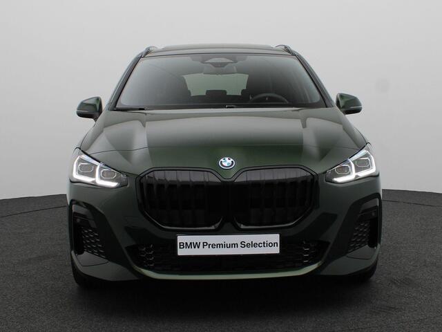 BMW 2-SERIE Active Tourer 225e xDrive M Sportpakket | Premium Pack | Comfort Pack | Travel Pack | Stuurwielrand Verwarmd | Trekhaak | Panoramadak | Elektrisch Verstelbare Sportstoelen | Driving Assistant Plus | Harman Kardon | 18''