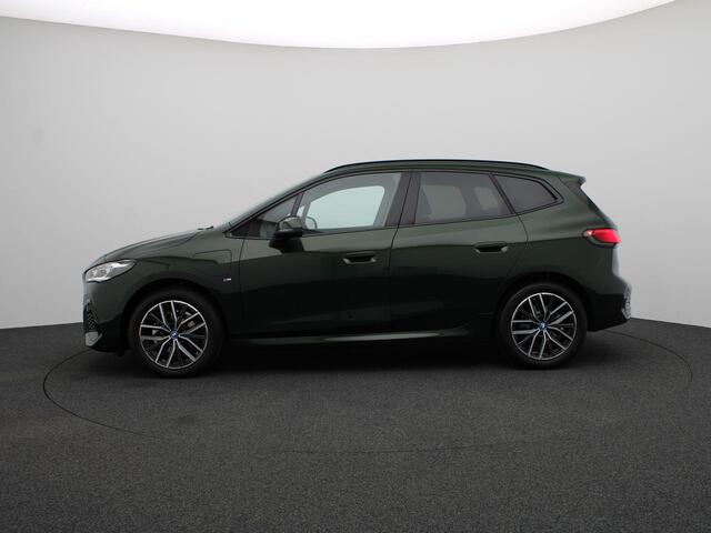 BMW 2-SERIE Active Tourer 225e xDrive M Sportpakket | Premium Pack | Comfort Pack | Travel Pack | Stuurwielrand Verwarmd | Trekhaak | Panoramadak | Elektrisch Verstelbare Sportstoelen | Driving Assistant Plus | Harman Kardon | 18''