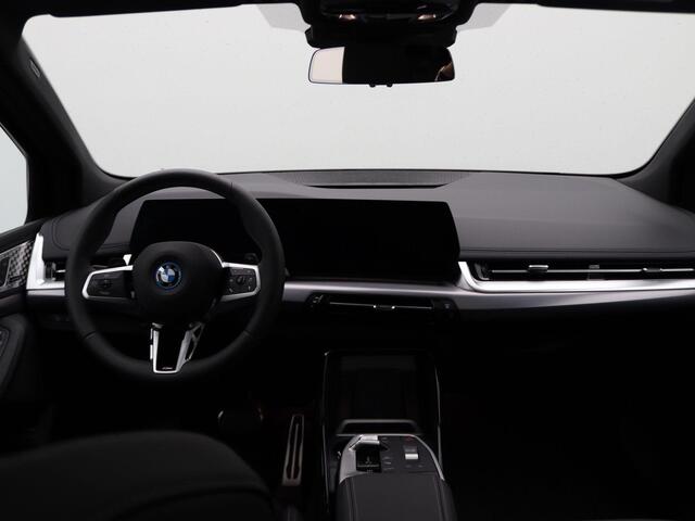 BMW 2-SERIE Active Tourer 225e xDrive M Sportpakket | Premium Pack | Comfort Pack | Travel Pack | Stuurwielrand Verwarmd | Trekhaak | Panoramadak | Elektrisch Verstelbare Sportstoelen | Driving Assistant Plus | Harman Kardon | 18''