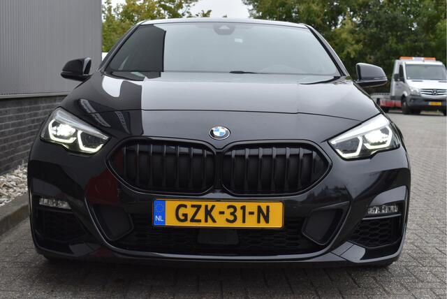 BMW 2-SERIE Gran Coupé 220i High Executive Head up, Adaptive cruise, Camera, Stoel/stuurverwarming, Carplay