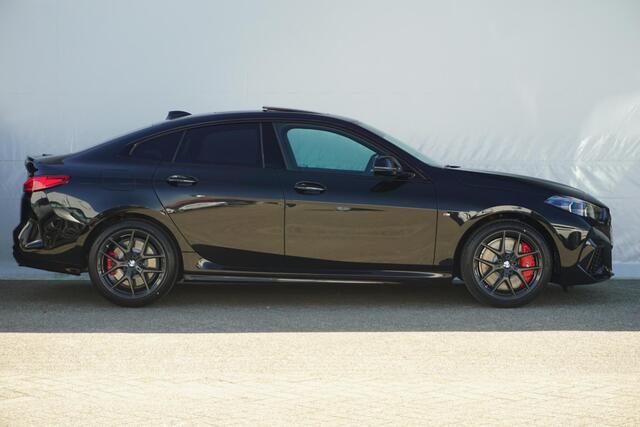 BMW 2-SERIE Gran Coupé M235 xDrive | Panoramadak / Head-up / Rondomzicht camera's / Elektrische Stoelen met geheugen / Comfort Access