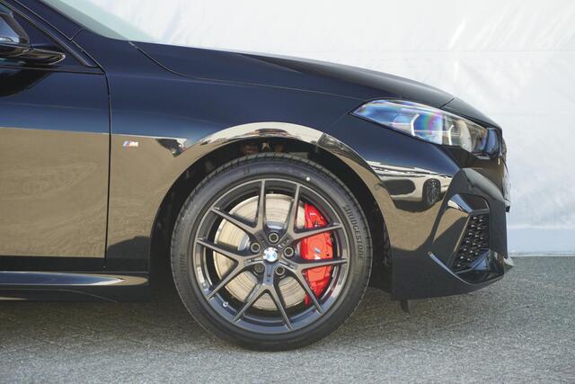 BMW 2-SERIE Gran Coupé M235 xDrive | Panoramadak / Head-up / Rondomzicht camera's / Elektrische Stoelen met geheugen / Comfort Access