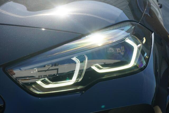 BMW 2-SERIE Gran Coupé M235 xDrive | Panoramadak / Head-up / Rondomzicht camera's / Elektrische Stoelen met geheugen / Comfort Access