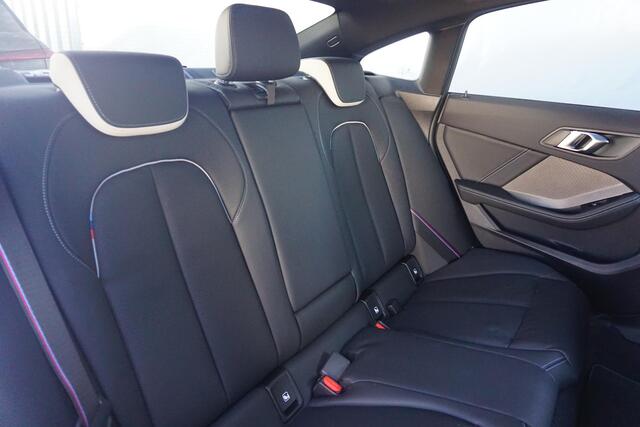 BMW 2-SERIE Gran Coupé M235 xDrive | Panoramadak / Head-up / Rondomzicht camera's / Elektrische Stoelen met geheugen / Comfort Access