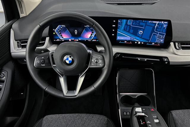 BMW 2-SERIE Active Tourer 218i | Trekhaak | Navigatie | Camera | Apple Carplay | LED koplampen