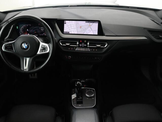 BMW 2-SERIE 218i M Sport | Sportstoelen | Camera | Carplay | Live Cockpit | Half leder | Navigatie | Sfeerverlichting | Full LED | Climate control