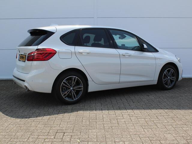 BMW 2-SERIE Active Tourer 220i High Executive Edition AUTOMAAT / Trek gw 1500 / Lederen Bekleding / Navigatie / Elektrisch Schuif-/Kanteldak / Elektrisch Bedienbare Achterklep / Head-Up Display /
