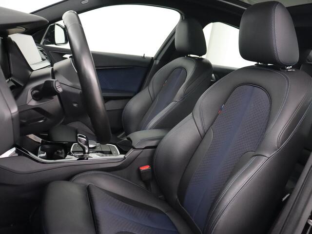 BMW 2-SERIE Gran Coupé 218i M-Sport | Panoramadak | Stoelverwarming | Camera | Sfeerverlichting | Carplay | Half leder | Sportstoelen | Navigatie | Live Cockpit | Full LED | Park Assist | Cruise control | Climate control