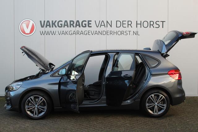 BMW 2-SERIE Active Tourer 218i-140pk Executive Edition AUTOMAAT ! Uiterst nette, luxe en goed onderhouden hoogzitter. Autm. airco, metallic lak, trekhaak, cruise control, HUD, LED verl.,