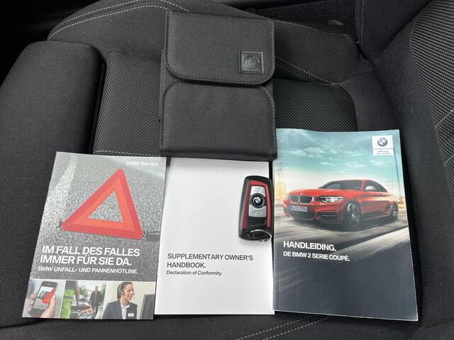 BMW 2-SERIE Coupé 218i Executive Sport Line Business / Automaat / Cruise- en Cruise Control / Verwarmde Voorstoelen / Keyless Start / Parkeersensoren voor + achter / Navigatie full map / M Leder Sportstuur / Lichtmetalen velgen dubbel spaak / Bluetooth /