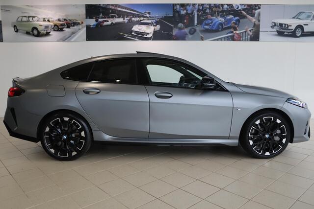 BMW 2-SERIE Gran Coupé M235 xDrive | M Sportpakket Pro | Panoramadak | Head-Up | Driving Assistant Professional | Harman Kardon | 360 Camera | Stoel & Stuurwielverwarming | Elektrisch Verstelbare Stoelen | Comfort Access | Adaptieve LED LED