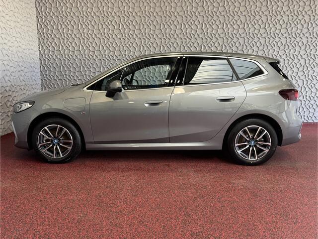 BMW 2-SERIE Active Tourer ? 230E ? XDRIVE 326 PK M SPORT LED ELEK.KLEP CAMERA WEGKLAPBARE.TREKHAAK 04/2024 AWD 4X4 4WD M-Sportpakket PHEV