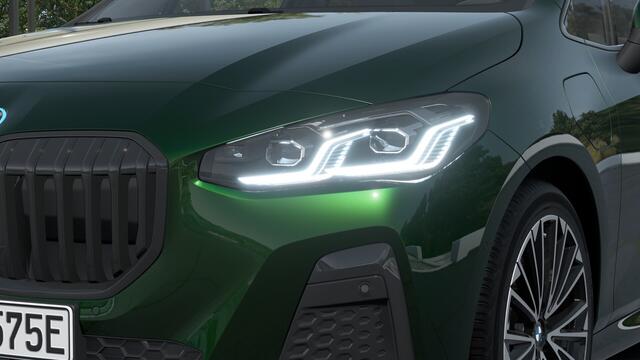 BMW 2-SERIE Active Tourer 225e xDrive High Executive M Sport Automaat / Panoramadak / Trekhaak / Sportstoelen / Adaptieve LED / M Adaptief onderstel / Head-Up / Comfort Access / Parking Assistant Plus