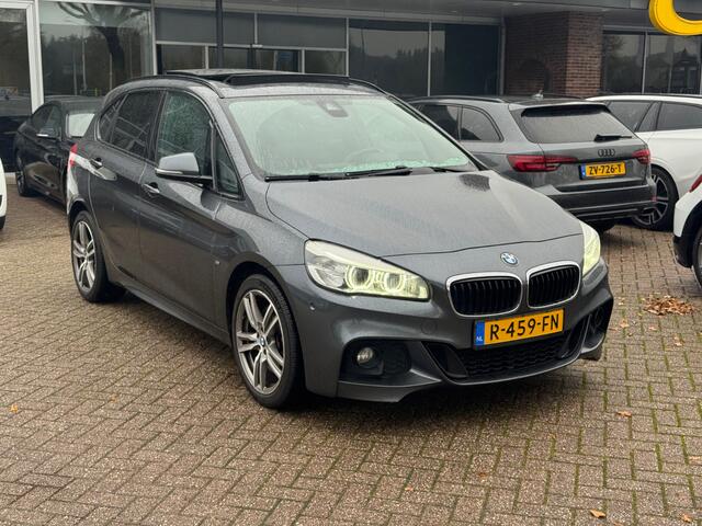 BMW 2-SERIE Active Tourer 225i M Sport / Trekhaak / Panoramadak / Camera / Head-up / Harman Kardon / Keyless / 18'' / Alcantara / Navigatie / LED Koplampen / DAB / Stoelverwarming / Cruise Control