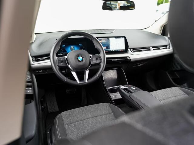 BMW 2-SERIE Active Tourer 218i Trekhaak Panoramadak Stuurwielverwarming Stoelverwarming LED Achteruitrijcamera Keyless Entry