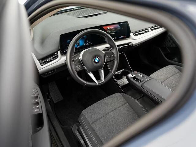 BMW 2-SERIE Active Tourer 218i Trekhaak Panoramadak Stuurwielverwarming Stoelverwarming LED Achteruitrijcamera Keyless Entry