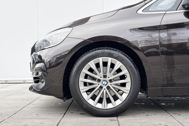 BMW 2-SERIE Active Tourer 218i High Executive Edition 17 Inch / Binnen & Buitenspiegel Automatisch Dimmend / Stoelverwarming / Verschuifbare Achterbank / Led Mistlampen / Led Koplampen / Driving Assistant Plus / Active Cruise Control / Head Up Display / Hifi