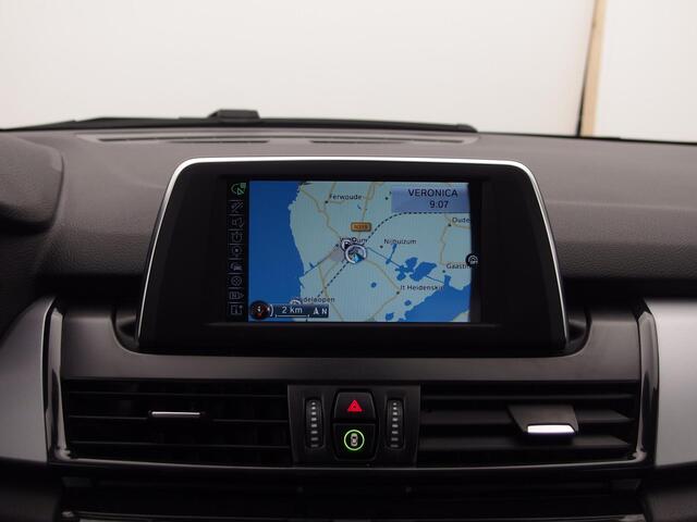 BMW 2-SERIE Active Tourer 216i Centennial High Executive TREKHAAK / STOELVERW / NAVI / CLIMA / PDC / FULL LED / NL-AUTO