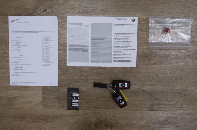 BMW 2-SERIE Cabrio 220i Sport Automaat Airco-ecc Trekhaak afneembaar Navigatie Sportstoelen Leer Beige Diepzeeblauw Sportvelgen 17 in Nieuwstaat