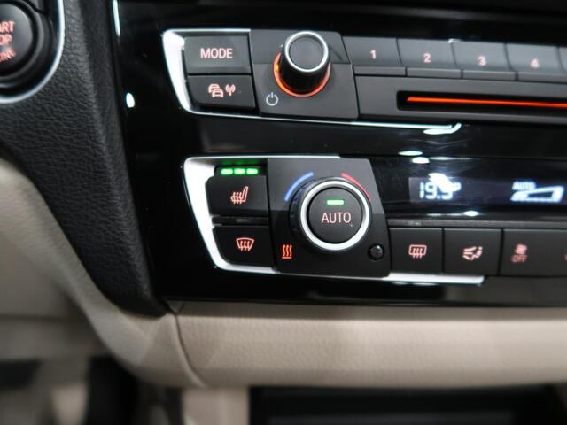 BMW 2-SERIE Cabrio 220i Sport Automaat Airco-ecc Trekhaak afneembaar Navigatie Sportstoelen Leer Beige Diepzeeblauw Sportvelgen 17 in Nieuwstaat