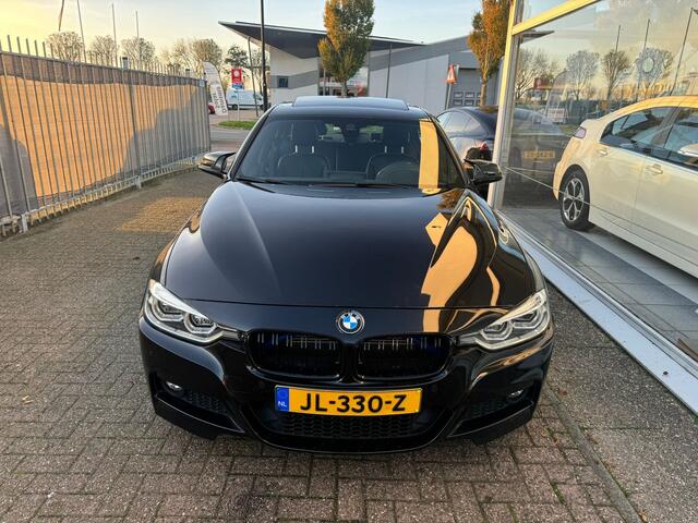 BMW 3-SERIE 330e | 3e eigenaar | Automaat | Panoramadak | Airco | Achteruitrijcamera | Navigatie | Cruise control | APK t/m 21-05-2025 | NAP |
