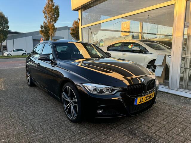 BMW 3-SERIE 330e | 3e eigenaar | Automaat | Panoramadak | Airco | Achteruitrijcamera | Navigatie | Cruise control | APK t/m 21-05-2025 | NAP |