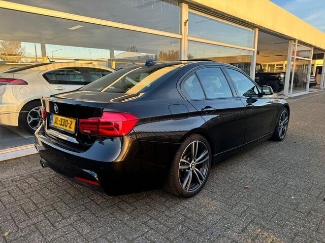 BMW 3-SERIE 330e | 3e eigenaar | Automaat | Panoramadak | Airco | Achteruitrijcamera | Navigatie | Cruise control | APK t/m 21-05-2025 | NAP |