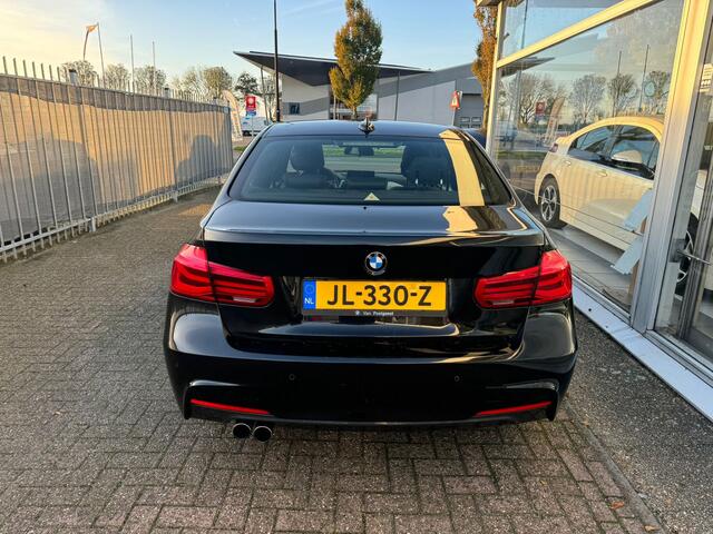 BMW 3-SERIE 330e | 3e eigenaar | Automaat | Panoramadak | Airco | Achteruitrijcamera | Navigatie | Cruise control | APK t/m 21-05-2025 | NAP |