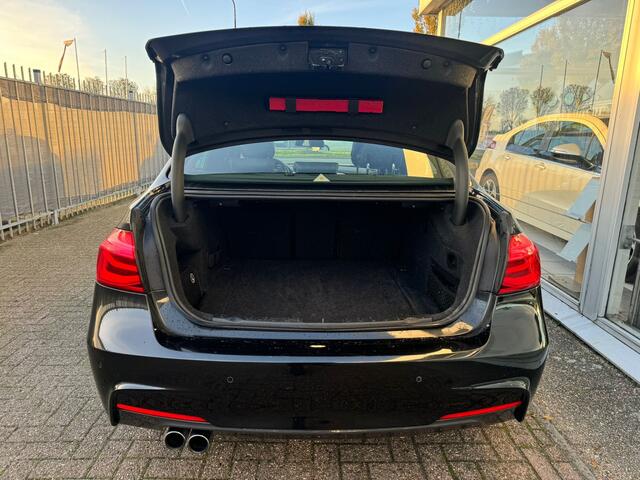 BMW 3-SERIE 330e | 3e eigenaar | Automaat | Panoramadak | Airco | Achteruitrijcamera | Navigatie | Cruise control | APK t/m 21-05-2025 | NAP |
