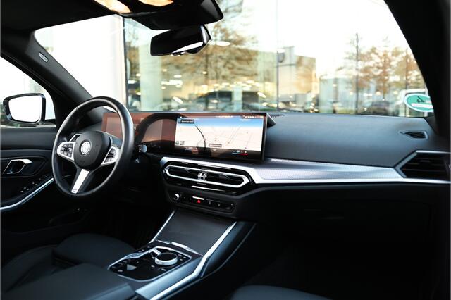 BMW 3-SERIE Touring 330e High Executive M Sport Automaat / Panoramadak / Trekhaak / Sportstoelen / Adaptieve LED / Adaptief M Onderstel / Comfort Access / Parking Assistant