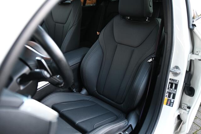 BMW 3-SERIE Touring 330e High Executive M Sport Automaat / Panoramadak / Trekhaak / Sportstoelen / Adaptieve LED / Adaptief M Onderstel / Comfort Access / Parking Assistant