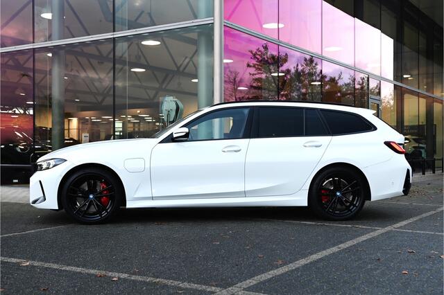 BMW 3-SERIE Touring 330e High Executive M Sport Automaat / Panoramadak / Trekhaak / Sportstoelen / Adaptieve LED / Adaptief M Onderstel / Comfort Access / Parking Assistant