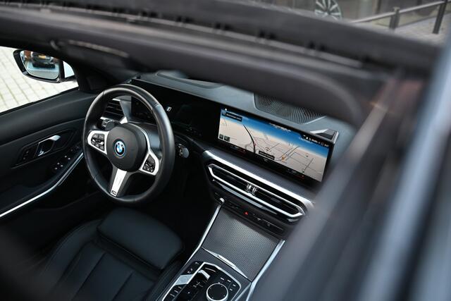 BMW 3-SERIE Touring 330e High Executive M Sport Automaat / Panoramadak / Trekhaak / Sportstoelen / Adaptieve LED / Adaptief M Onderstel / Comfort Access / Parking Assistant
