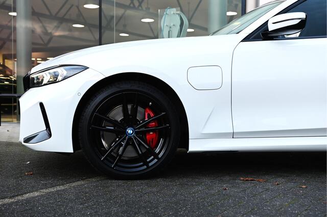 BMW 3-SERIE Touring 330e High Executive M Sport Automaat / Panoramadak / Trekhaak / Sportstoelen / Adaptieve LED / Adaptief M Onderstel / Comfort Access / Parking Assistant