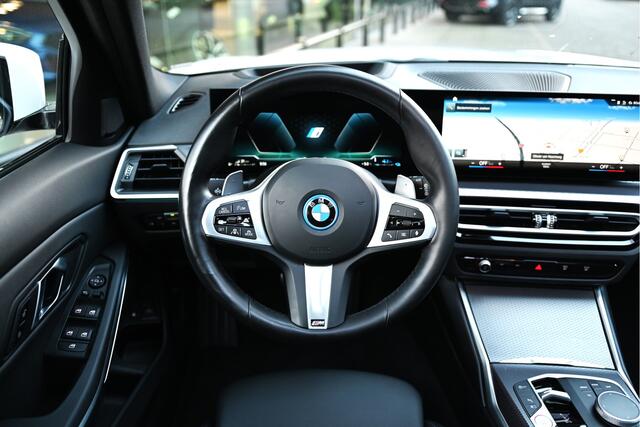BMW 3-SERIE Touring 330e High Executive M Sport Automaat / Panoramadak / Trekhaak / Sportstoelen / Adaptieve LED / Adaptief M Onderstel / Comfort Access / Parking Assistant