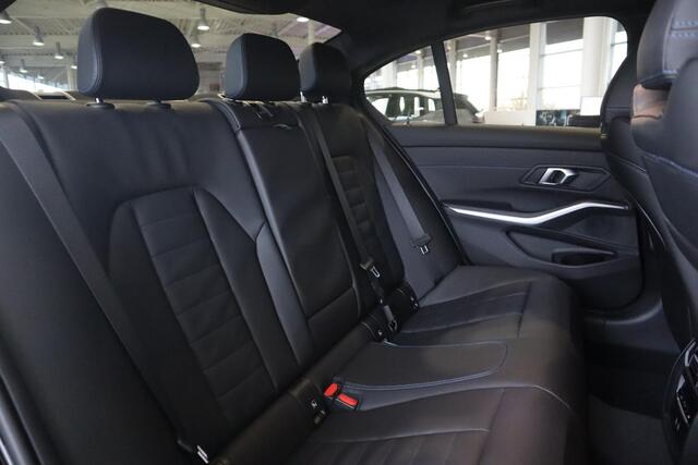 BMW 3-SERIE Sedan 318i M Sportpakket | Comfort Pack