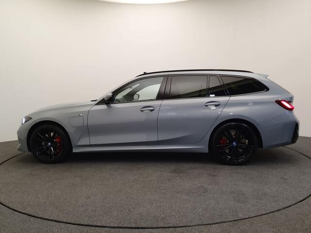 BMW 3-SERIE Touring 330e M-Sport Wegklapbare trekhaak, Panoramadak, ACC