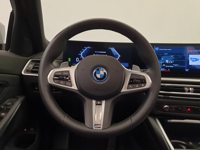 BMW 3-SERIE Touring 330e M-Sport Wegklapbare trekhaak, Panoramadak, ACC