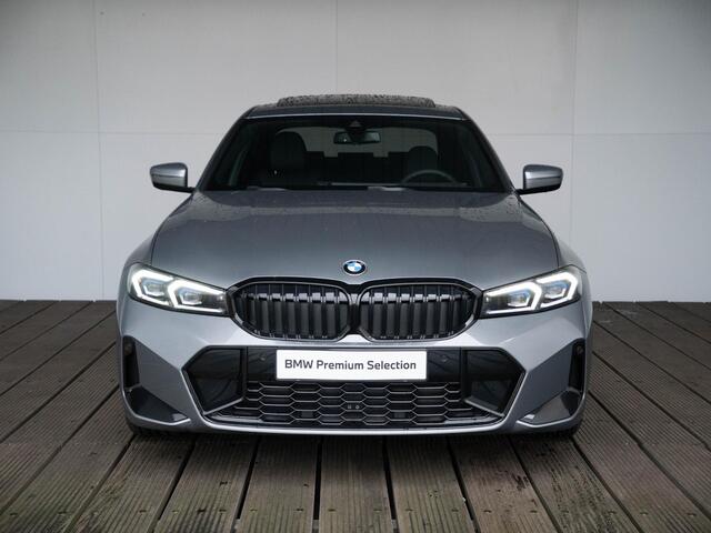 BMW 3-SERIE 320i Sedan M Sportpakket / Adaptive LED / Stoelverwarming / Glazen panoramadak